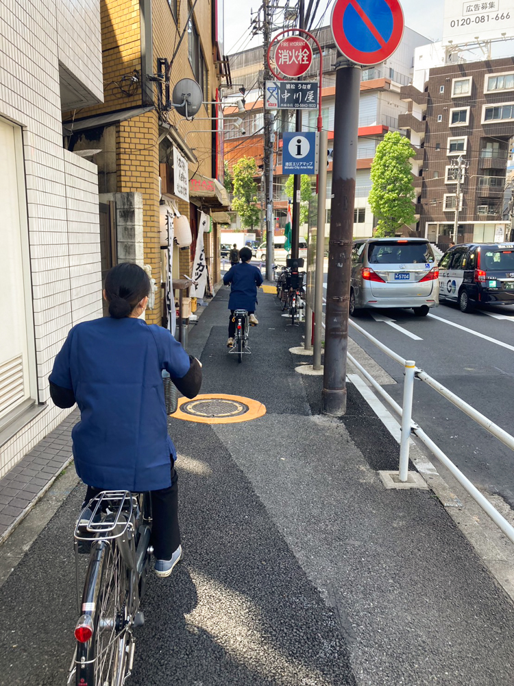 LCC訪問看護ステーションのスタッフと一緒に自転車で訪問看護の現場に向かっています