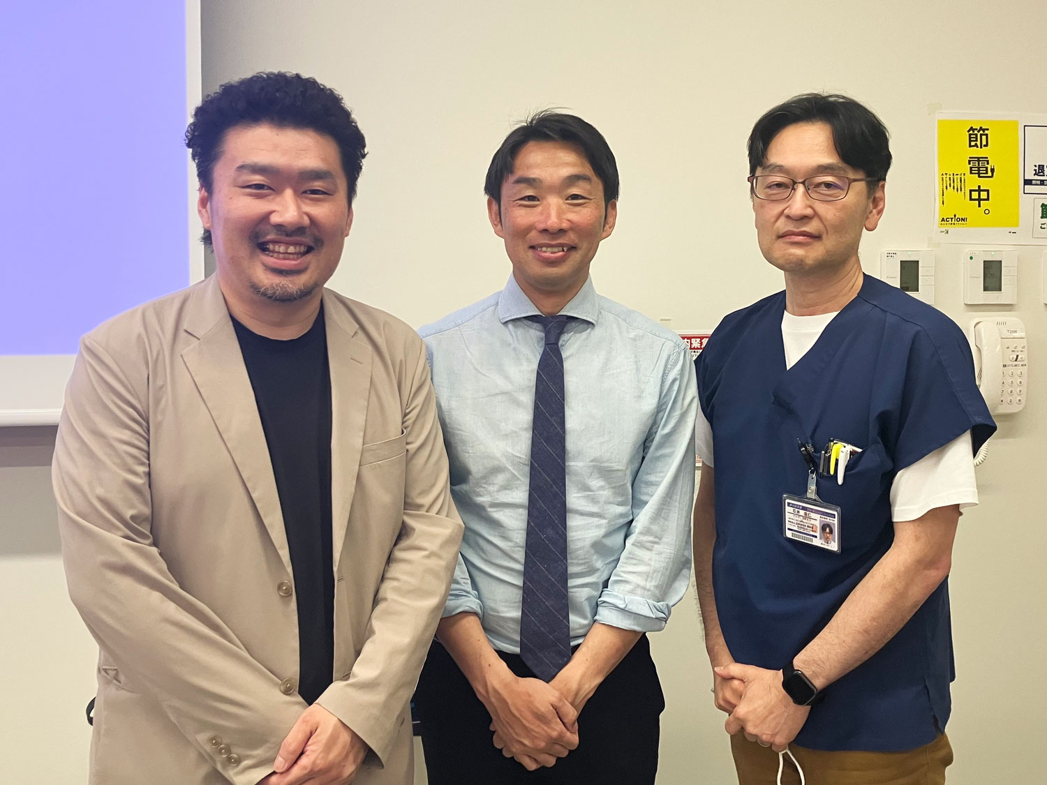 臨床化学研究室にて 写真右:石井 直仁 教授 中央:鎌田 一宏 講師 左:弊社本部長 三枝